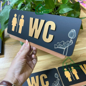 Biển WC Mica Họa Tiết Hoa Sen in UV